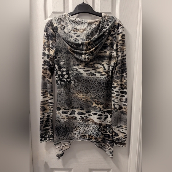 V Cristina Animal Print Hoodie with Heart Design - Picture 6 of 9